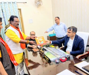 राष्ट्रीय अधिवेशन के उपरांत वाराणसी में प्रशासनिक अधिकारियों से मिला विश्व हिन्दू महासंघ का प्रतिनिधिमंडल