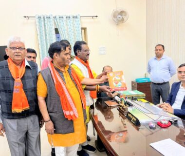 राष्ट्रीय अधिवेशन के उपरांत वाराणसी में प्रशासनिक अधिकारियों से मिला विश्व हिन्दू महासंघ का प्रतिनिधिमंडल