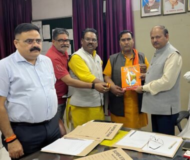 राष्ट्रीय अधिवेशन के उपरांत वाराणसी में प्रशासनिक अधिकारियों से मिला विश्व हिन्दू महासंघ का प्रतिनिधिमंडल