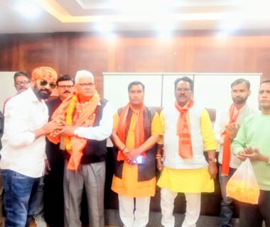 राष्ट्रीय अधिवेशन के उपरांत वाराणसी में प्रशासनिक अधिकारियों से मिला विश्व हिन्दू महासंघ का प्रतिनिधिमंडल