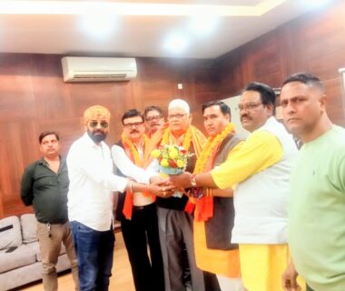 राष्ट्रीय अधिवेशन के उपरांत वाराणसी में प्रशासनिक अधिकारियों से मिला विश्व हिन्दू महासंघ का प्रतिनिधिमंडल