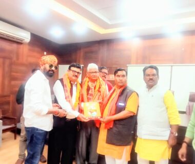 राष्ट्रीय अधिवेशन के उपरांत वाराणसी में प्रशासनिक अधिकारियों से मिला विश्व हिन्दू महासंघ का प्रतिनिधिमंडल