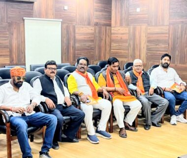 राष्ट्रीय अधिवेशन के उपरांत वाराणसी में प्रशासनिक अधिकारियों से मिला विश्व हिन्दू महासंघ का प्रतिनिधिमंडल