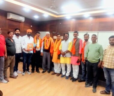 राष्ट्रीय अधिवेशन के उपरांत वाराणसी में प्रशासनिक अधिकारियों से मिला विश्व हिन्दू महासंघ का प्रतिनिधिमंडल