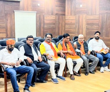 राष्ट्रीय अधिवेशन के उपरांत वाराणसी में प्रशासनिक अधिकारियों से मिला विश्व हिन्दू महासंघ का प्रतिनिधिमंडल