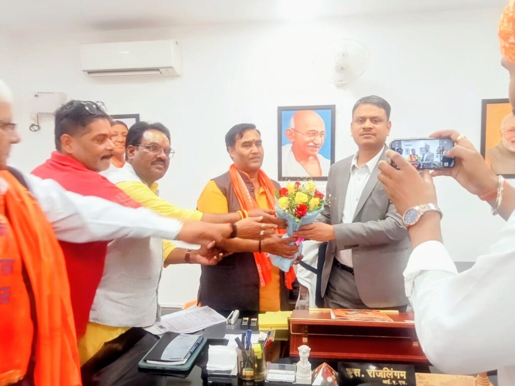 राष्ट्रीय अधिवेशन के उपरांत वाराणसी में प्रशासनिक अधिकारियों से मिला विश्व हिन्दू महासंघ का प्रतिनिधिमंडल