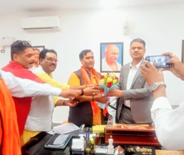 राष्ट्रीय अधिवेशन के उपरांत वाराणसी में प्रशासनिक अधिकारियों से मिला विश्व हिन्दू महासंघ का प्रतिनिधिमंडल