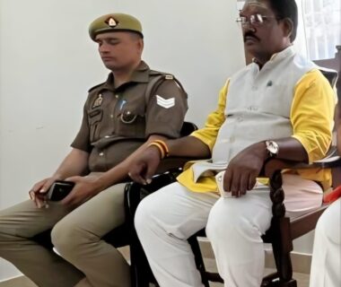 राष्ट्रीय अधिवेशन के उपरांत वाराणसी में प्रशासनिक अधिकारियों से मिला विश्व हिन्दू महासंघ का प्रतिनिधिमंडल