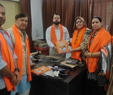 विश्व हिंदू महासंघ भारत की पत्रिका जिला गौतम बुद्ध कार्यकारणी द्वारा ADM को सादर भेंट की गई।।