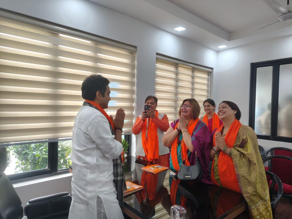 विश्व हिंदू महासंघ भारत की पत्रिका जिला गौतम बुद्ध कार्यकारणी द्वारा (BJP) उत्तर प्रदेश में भाजपा के महासचिव/उपाध्यक्ष श्री पंकज सिंह जी को  सादर भेंट की गई