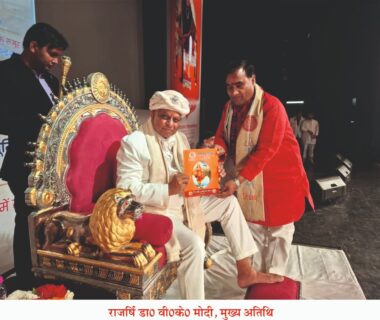 उत्तर प्रदेश अध्यक्ष श्री राकेश सिंह जी द्वारा मुख्य अतिथि को संगठन की पत्रिका सनातन हिन्दू राष्ट्र सन्देश प्रदान करते हुए!!