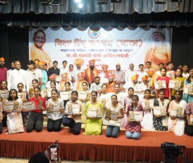 सोलापुर (महाराष्ट्र):हिंदुत्व की प्रेरणाशक्ति महंत योगी आदित्यनाथ जी महाराज के जन्मदिवस पर “हिंदू स्वाभिमान दिवस” उत्साहपूर्वक मनाया गया; विश्व हिंदू महासंघ द्वारा मेधावी विद्यार्थियों का भव्य सम्मान समारोह
